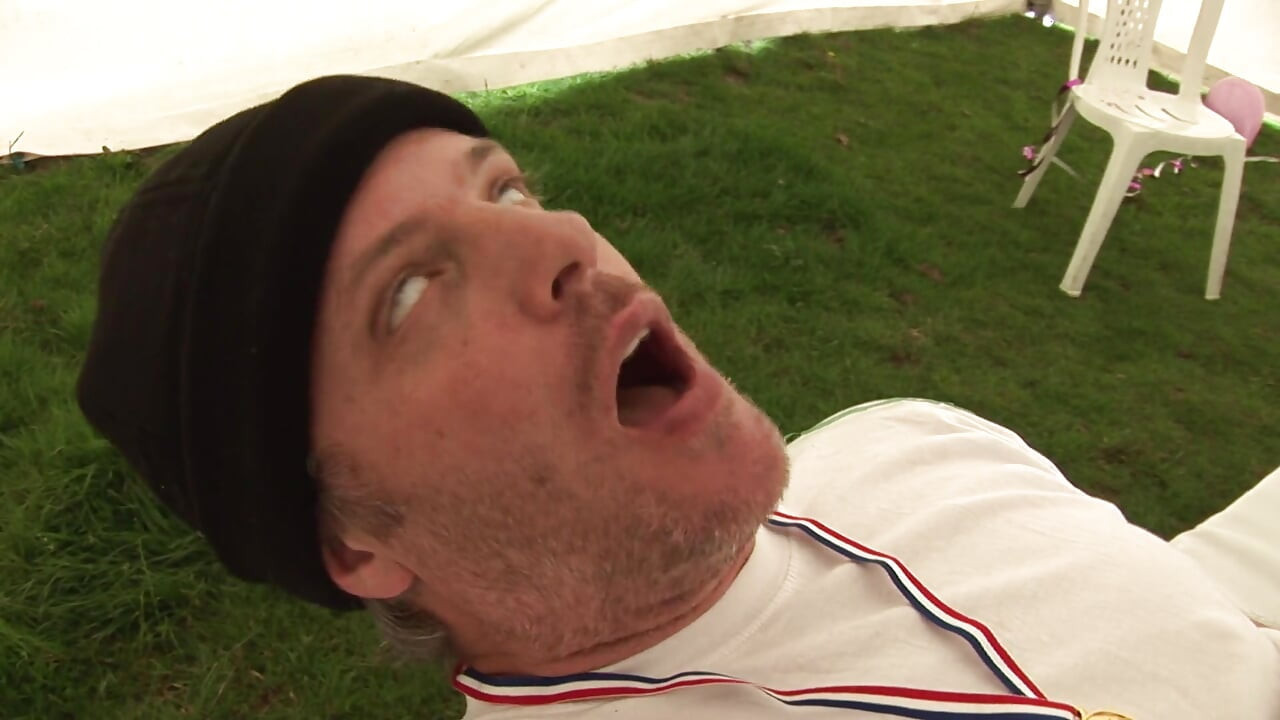 Brünette und blonde küken sind bereit, auf einer gruppensex-party teilzunehmen