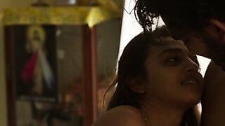 Radhika apte nuda mostra le sue tette mentre scopa in camera da letto