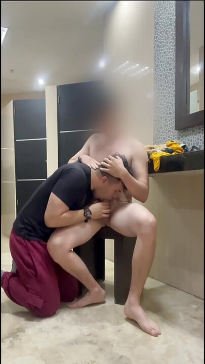 Pušim kurac svom drugaru i on me jebe u zahodu