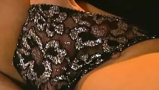 Verführerische blonde MILF genießt intensives fingern und orales vergnügen
