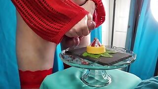 Rikki Ocean вытекает свежие сливки для ее клубничного шорт-кейка