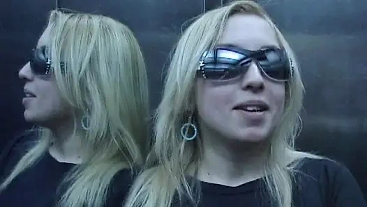 Симпатичной латинской блондинке Vanina прерванный макияж горячей спермой от двух больших членов