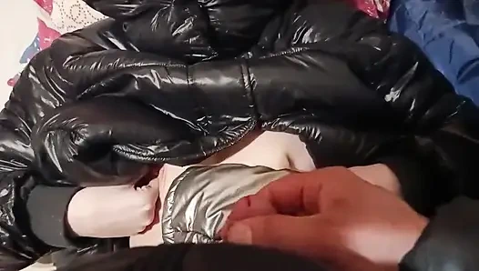 Фетиш в пуховике - играю и кончаю на ее блестящую пухлую куртку