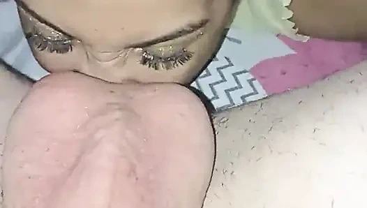 Genç esmer kocası yatakta ona uymadığı için ilk kez onu bir kadın gibi hissettiriyorum diyor