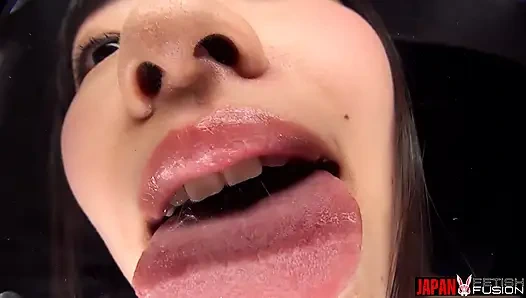 Идол из класса в видео от первого лица: Грязный французский поцелуй Юкари Миязава затопление твое лицо мясистой слюной, как она трется на столе.