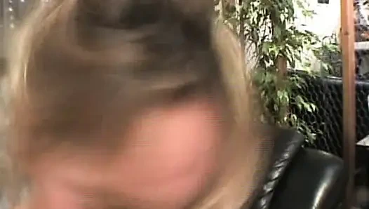 Blondes schätzchen nimmt großen schwanz tief in den hals, um ins gesicht zu kommen