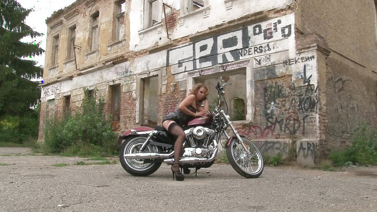 Seksi çoraplı karşı konulmaz bebek açık havada poz yapmayı seviyor