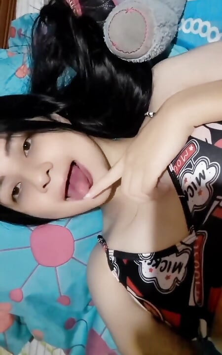 Japanese Girl Masturbating and Squirting