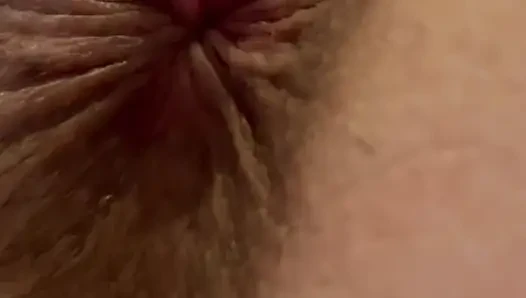 Aku mencukur memek indahku dan anus ketat berbulu close-up. Memek yang dicukur