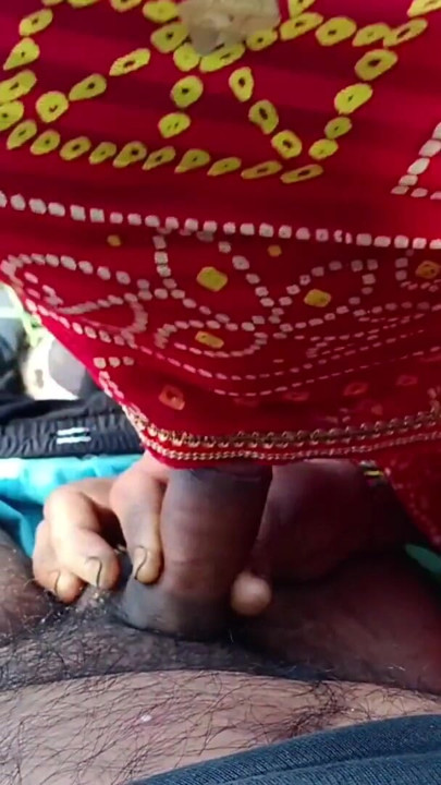Kayınbirader, penisi buğday tarlasının ağzından emmeyi ve dışarıdaki kayınbiraderin poposuna vurmayı düşünüyor. | Klip 2