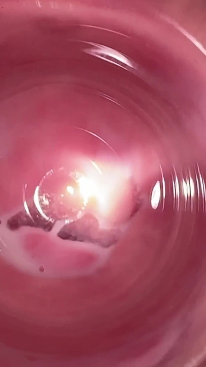 내 배다른여친이 십대의 크림 같은 보지 깊숙이 뭔지 보여줘