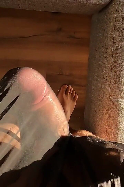 Ejaculez în boxerii mei transparenți fără să mă ating.