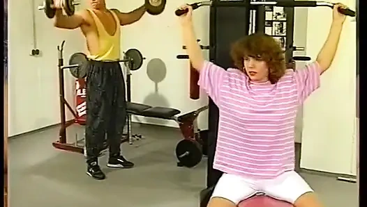 Tante manis lagi asik ngentot kontol pria ini di gym