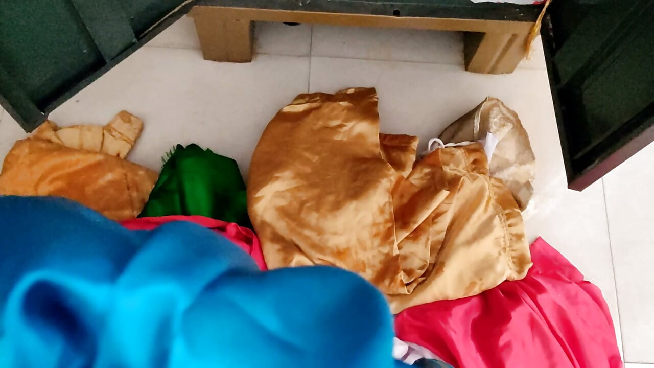 Satin Silk Handjob Porn - 이웃집 옷에 오줌 싸고 핸드잡 (159)