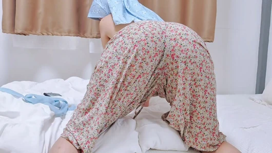 Don't tell anyone you saw this Hijabi Big Booty Tease.