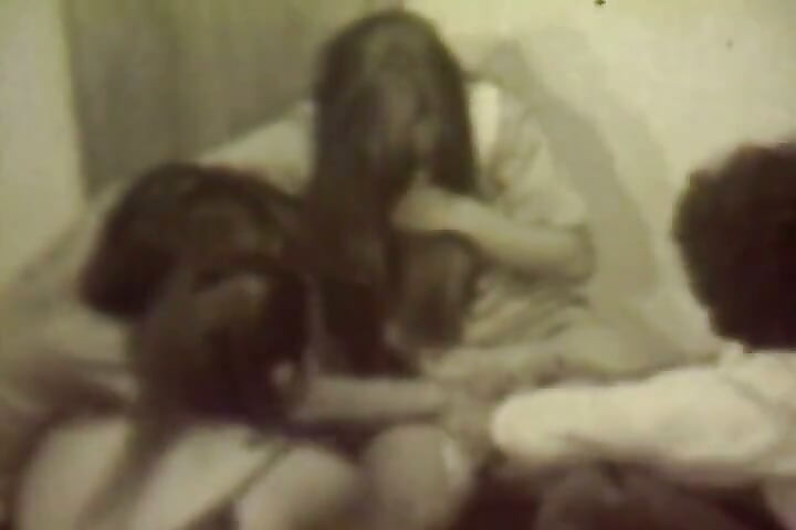 Clássica orgia da era de ouro com swingers peludos vintage