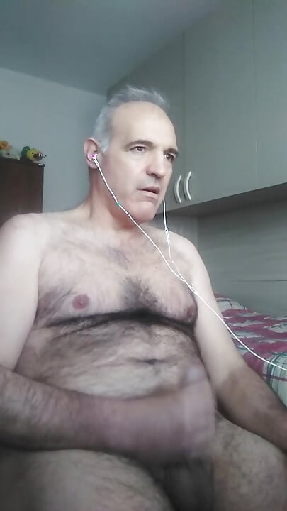 Tatăl vitreg extrem de excitat și blasfemos vrea să-și călărească pula fiului vitreg Carlo