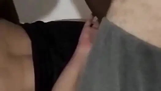 Aku lagi nungguin memek berbulu suamiku dalam posisi doggy
