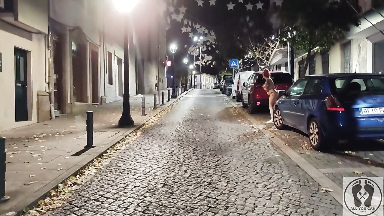 Risky Public Naked Chubby in the Building Pissing Outdoor