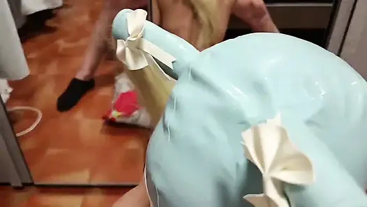 23 dakika MILF bir penis emip ağzına boşaldı