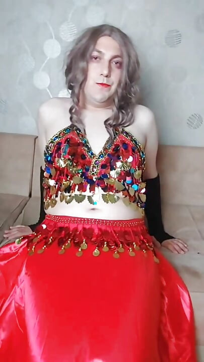 Femboy sa stomakom u crvenoj zavodljivoj haljini