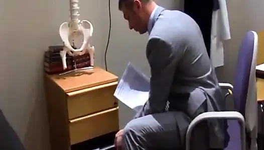 Dr. Richard Lucas'ı muayene ediyor