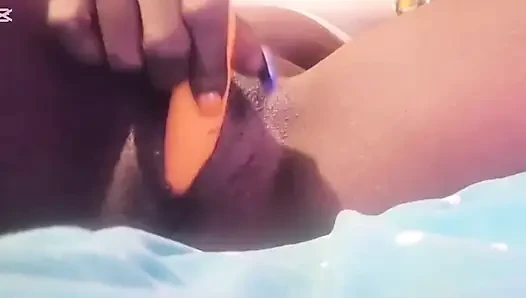 Orta yaşlı seksi kadın mia plajdan dönüyor ve amına mastürbasyon yapıyor.