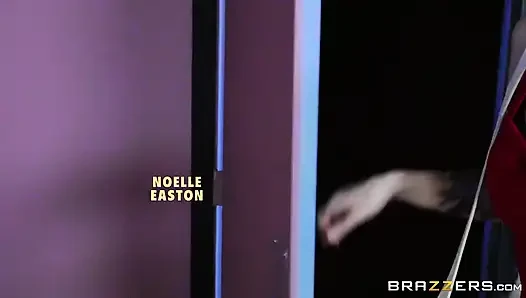 Brazzers - Джонни Касл трахает пренебрежные сочные сиськи Noelle Easton через глорихол