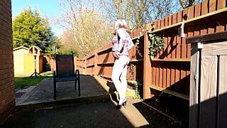 Кроссдрессер Kelly наслаждается своим сисси-членом в любительском видео в саду в любительском видео