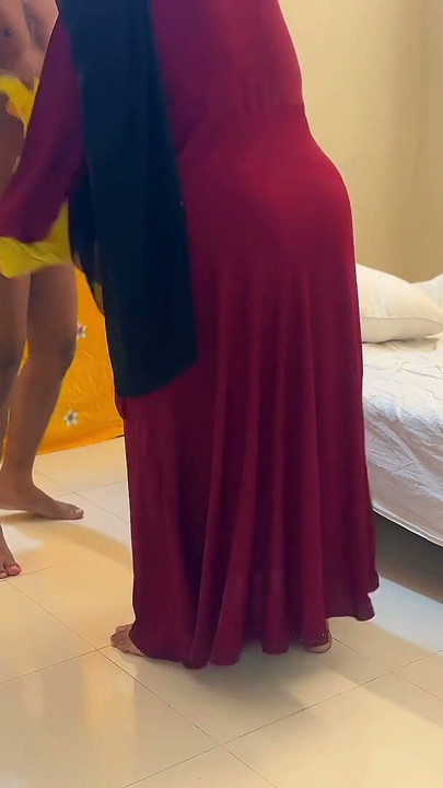 เย็ดต้องห้าม: แม่เลี้ยงนมใหญ่มุสลิมวัย 40 ปีอยากเย็ดจากเพื่อนเก่า 18 ปีของลูกเลี้ยงชาย จากนั้นเขาก็มัดมือเธอและเย็ดจัดหนัก | คลิป 1
