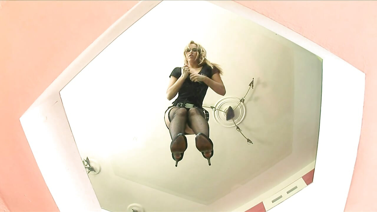 Mükemmel sarışın bomba sert yarağa biniyor