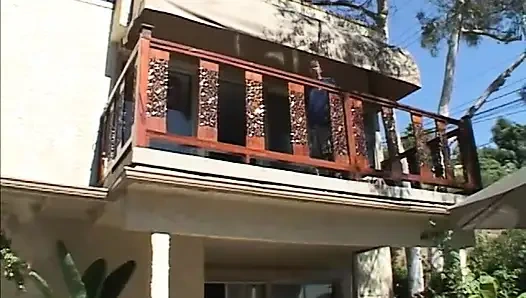 Cewek nakal rambut pirang ini dientot habis-habisan sampai lubang pantatnya menganga lebar