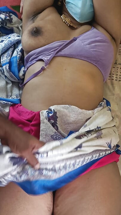 Hospodyňka tvrdě šuká v posteli