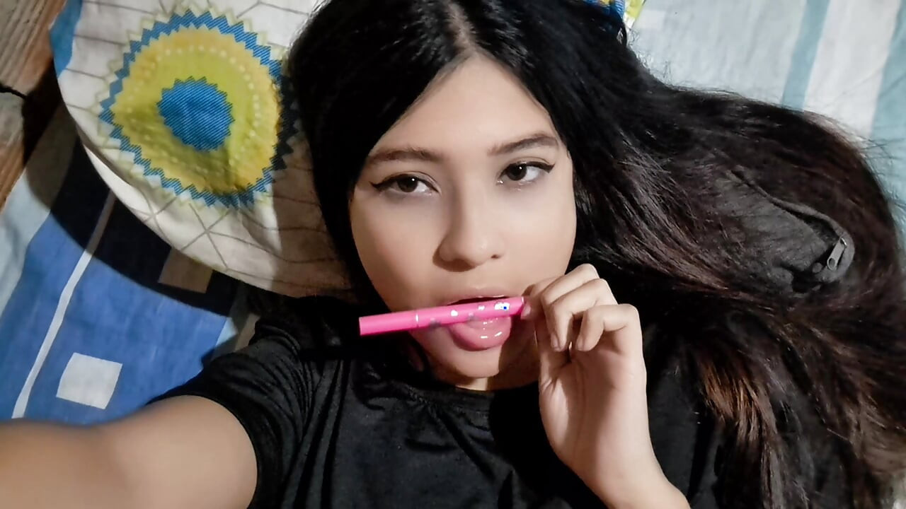 Мій вітчим торкається моїх пишних грудей