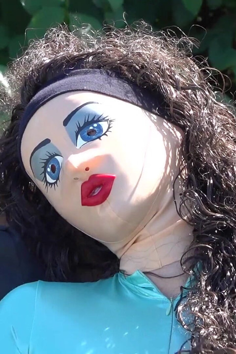 Fiesta en la piscina en spandex con sexdoll