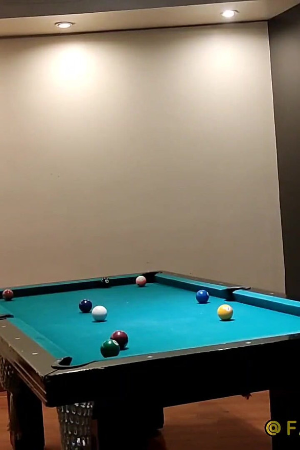 Ich gebe meiner besten freundin eine gute hinternmassage nach einem poolspiel. Genießen