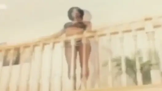 Ateşli esmer orta yaşlı seksi kadın yoğun amcık sikişi sırasında çılgınca fışkırtıyor