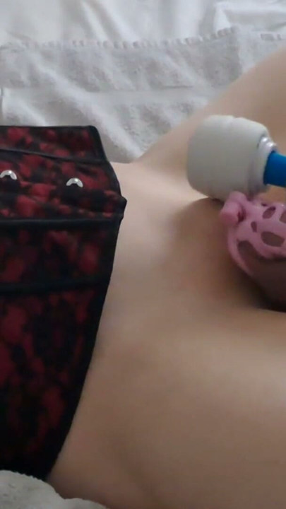 Kafesli Sissy Serbest Bırakılması İçin Yalvarıyor - Sihirli Wand ile İyice Tahrik Edilip Sert Boşalıyor | Bölüm 1
