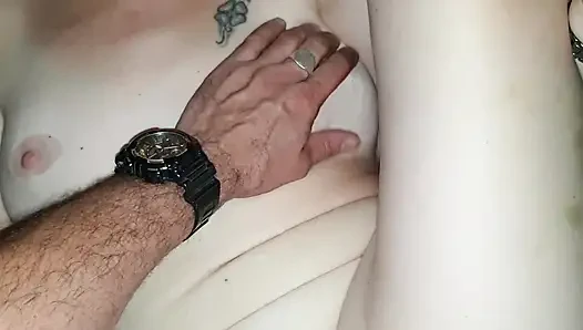 Yalama, emme, sevişme. Beni o kadar güzel boşaltıyor ki içime fışkırmasına izin vermek zorunda kalıyorum. Creampie