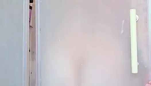 Duşta saklanıyor......