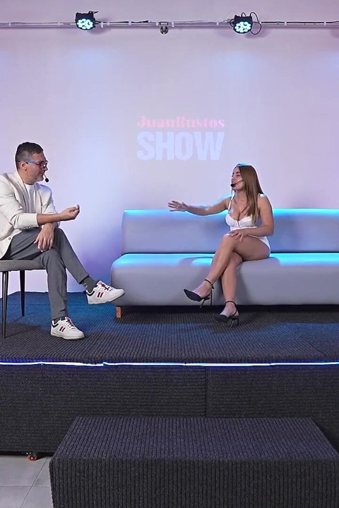 酒吧性爱 - 热辣的拉丁女同3p快乐地爆炸, 最后被性爱机器尖叫!