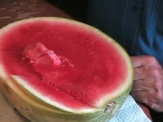 Cara makan semangka