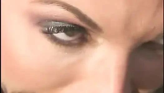 Kontol cowok gagah ini disepong sama cewek rambut keriting sebelum dientot habis-habisan