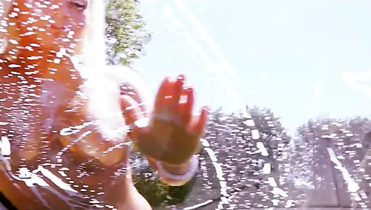 Genç sürtükler araba yıkamada sikiliyor!