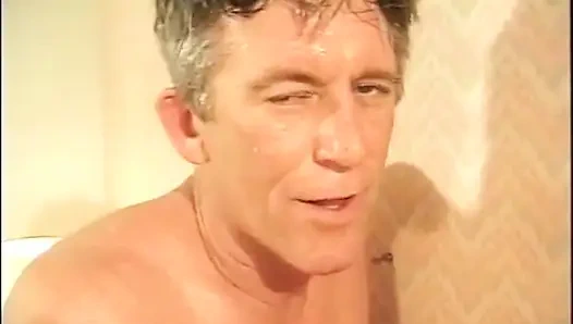 Красивая задница киски на большом белом члене в спальне