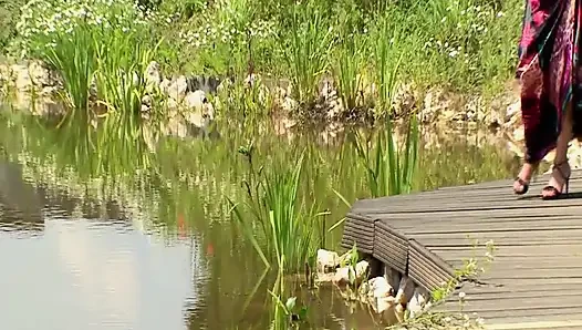 Blonde lesbe hat einen solo-sex im freien, indem sie ihre nasse muschi fingert