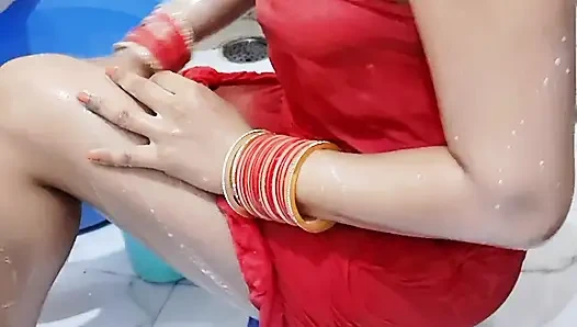 Купание индийской горячей бхабхи, видео