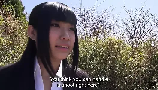 Estudiante universitaria japonesa en traje de recluta lo pierde para sexo al aire libre