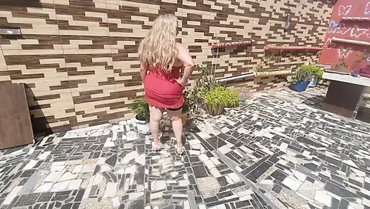 Нуждающаяся жена, которая была сумасшедшей, и её муж думали только о видеоиграх.