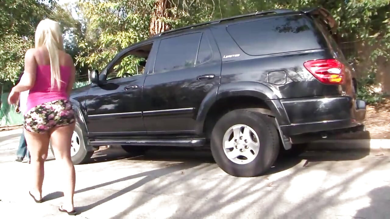 Plavuša s velikom guzom obožava veliki crni kurac